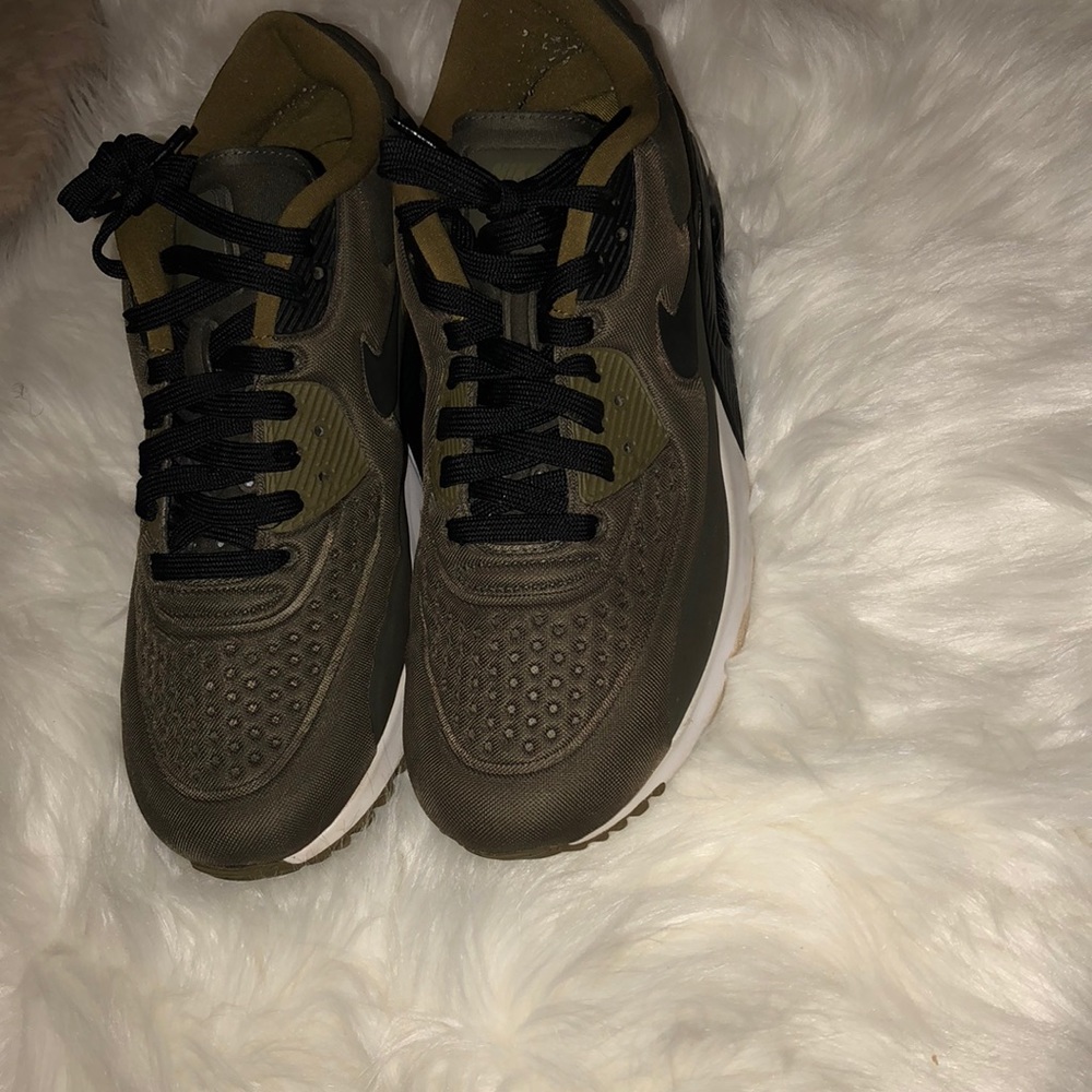 Men’s Nike sneaker size 8 equivalent women’s 10